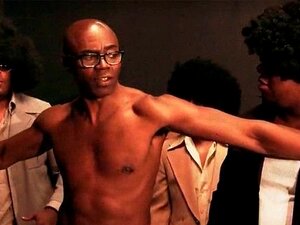 Wilde Mami wird auf Knien bei einer Hardcore-Orgie tief durchgefickt.