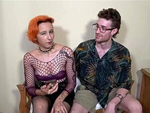 Punk-Mädchen mit NATÜRLICHEN TITTEN genießt eine ANALSESSION mit