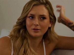 Süße Blondine besucht ihre Stiefmutter, nachdem ihr Stiefvater von