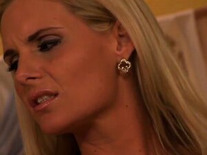 Fabelhafte Pornodarstellerin Phoenix Marie in einem verrückten reifen