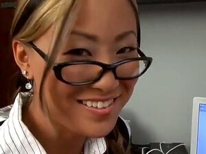 Fabelhafte Pornodarstellerin Kara Tai in einem exotischen Blowjob,