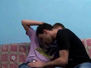 Gay senza preservativo che scopano e vengono dentro il suo culo