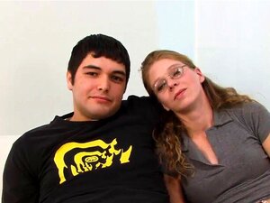 Sexy Jenny reitet auf einem schwarzen Schwanz. Ein foxy bebrillter