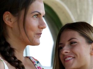 Junge Assistentin verführt ältere Lesbo. Leckt ihre saftige Muschi