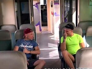 Straigth Arabische neukpartij barebak een homo in de trein openbaar
