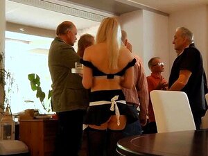 Sexy süße Kellnerin wird von einer Gruppe Opas im Büro durchgefickt