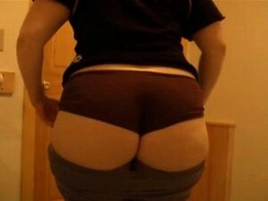 Verrückte weiße Schlampe mit großem Arsch filmt ihren fetten Arsch