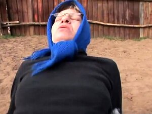 Reife Dame verführt einen Bauern