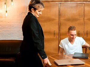 Streichspieler versteckt Tutorenbrille und fickt reife Frau ordentlich