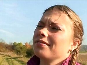 Süßes Mädchen auf einer Wanderung im Freien strippt komplett Teil3