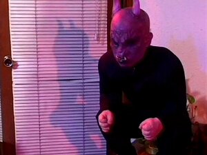 Blonde chaude baisée par une gargouille