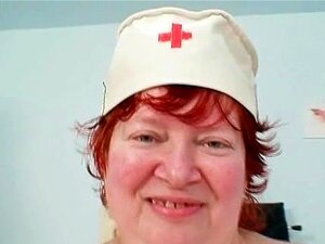 Hässliche rothaarige Mama spielt mit ihrer behaarten Muschi