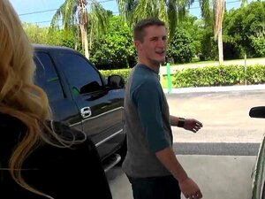 MilfHunter - Geile Holly, Wir rollten in die Tankstelle und während