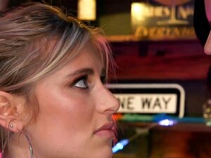 Barbesitzerin peitscht blonden Hottie den Arsch. Lesbische