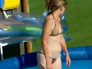 Frau im Bikini am Pool
