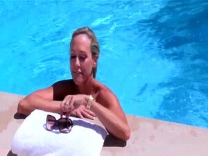 Busige blonde MILF fickt mit Süßen