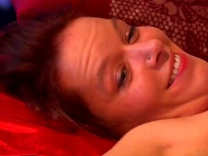 La bionda calda si gode un cazzo diverso davanti al suo ragazzo nella
