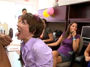 Yong-tytöt tekevät suihinottoa