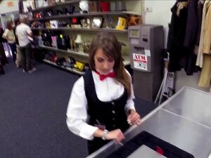 Une babe sensuelle du casino chevauche avidement une queue dans une