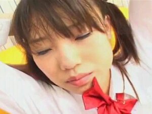 Gatinha japonesa com tesão em uniforme universitário chupa pau sem