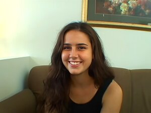 Erlebe die rohe Leidenschaft, wenn die verführerische Kacey Kox in