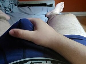 Hässlicher bastard mit kleinem Schwanz spritzt in Boxer