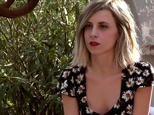 Ersties-Petite Cintia Strokes Haar Clit Outdoors