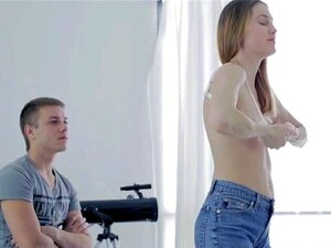 Süße, frische, geile Blondine reitet hart. Süße, frische, notgeile
