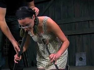 La ragazza bondage mostra paura
