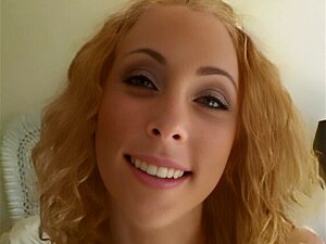 Erlebe, wie diese verführerische spanische Blondine eine explosive
