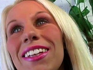 Tan College Babe bekommt Monster Facial falsche Titten