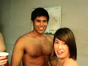 Sich auf einer College-Party ausziehen und mit eingeschalteter Kamera