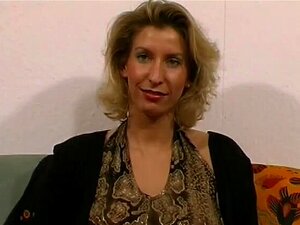 Schau dir an, wie eine freche Amateur-MILF in sexy Strümpfen mit