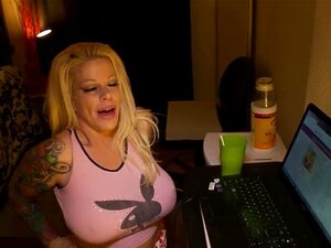 Busige MILF-Hase lutscht und fickt auf Titten
