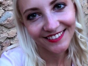 Deutsche, dünne blonde Süße bekommt draußen in der Öffentlichkeit