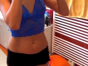 heiße deutsche Süße im Badezimmer spritzt Sperma in den Mund,