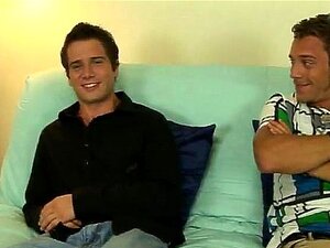 Jungs, die sowohl Muschi als auch Schwanz nackt schwul haben, legen