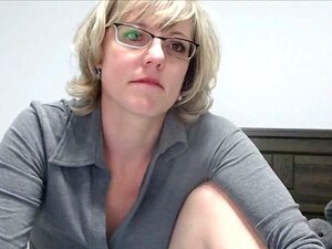 Blondi milf rakastaa täyttää reikiään. Yksi lutkahtava milf,