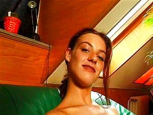 Saksalainen amatööri tyttöystävä sormettaa pilluaan ja antaa