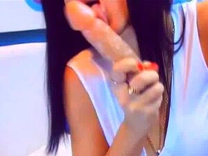 Latina Babe Dildo Pijpbeurt