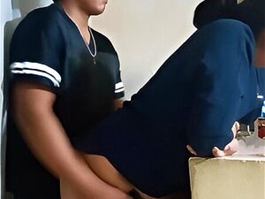 Dienstmädchen in der Küche gefickt (fast von meiner Frau erwischt)