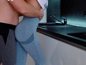 Küchensex mit der Freundin meines Freundes endete mit Sperma auf