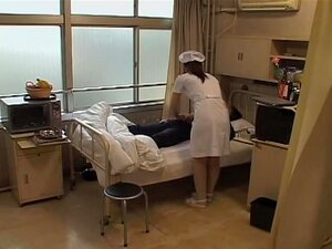 Japanische freche Krankenschwester wird von ihrem älteren Patienten