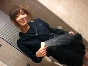 Asiatische Studentin zeigt ihre Reize unter der Dusche