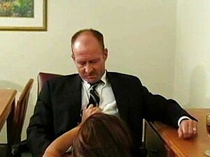 Brunette rijdt oude lul en houdt ervan