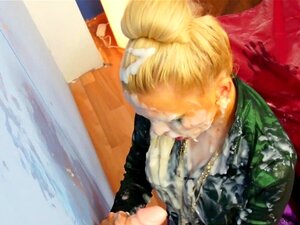 Gloryhole glam euro drar og suger kuk. Gloryhole glam Euro drar og