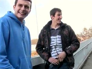 Stijve mannen in openbare gay anale seks in het openbaar