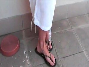 Die schöne Mama Enza zeigt ihre großen Titten,