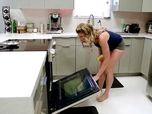 Mein Stiefsohn hat mich gefickt, während ich im Ofen war