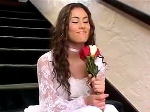 Aufgeregte Braut wird vor der Hochzeit in einer Gruppenfickerei